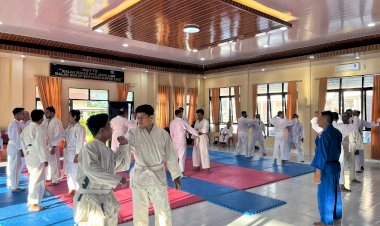 Dua Puluh Tiga Personel Polres Rote Ndao Mengikuti Ujian Beladiri Sebagai Syarat Kenaikan Pangkat