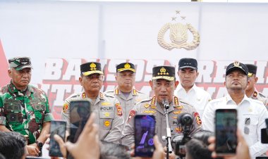 Hadiri Ground Breaking Asrama Polresta Samarinda, Kapolri Bagikan Sumur Bor-Sembako ke Warga
