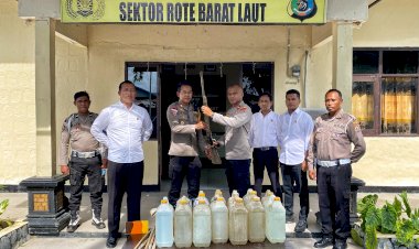 Ipda Andri L Pah : Enam Puluh Lima Liter Sopi Dan Satu Pucuk Senpira Hasil  Operasi Pekat Turangga 2025 Polsek Rote Barat Laut