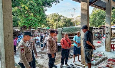Operasi Pekat Turangga 2025, Personel Polsek Rote Tengah Lakukan Kegiatan Preventif Pada Pasar Nggodimeda