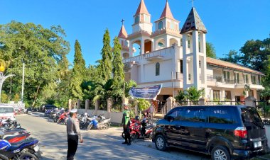 Personel Satuan Lalu Lintas Polres Rote Ndao Ciptakan Kamseltibcarlantas Demi Kenyamanan Ibadah