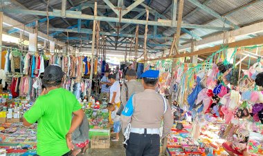 Pencegahan Potensi Gangguan Kamtibmas Pada Pasar Tudameda Oleh Personel Polsek Rote Barat Daya