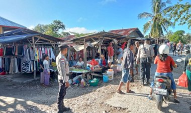 Patroli Pasar, Personel Polsek Rote Barat Laut Ajak Warga Tetap Jaga Kamtibmas Demi Kenyamanan Bersama