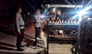 Kapolsek Rote Barat : Ciptakan Kamtibmas Kondusif, Personel Polsek Rote Barat Lakukan Patroli Malam