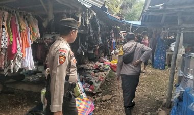 Pengamanan Pada Pasar Sakubatun Oleh Personel Polsek Rote Barat Daya Untuk Jamin Keamanan Masyarakat
