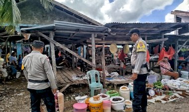 Jamin Keamanan Warga  Pada Pasar Busalangga , Personel Polsek Rote Barat Laut Lakukan Pengamanan Maksimal