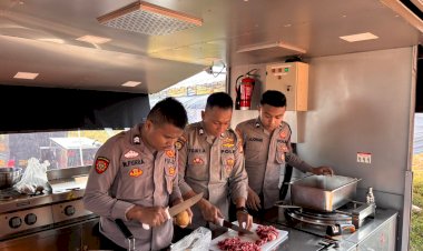 Polda Metro Jaya Buka Dapur Lapangan Bantu Pengungsi Kebakaran di Penjaringan