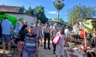 Wujud Pelayanan Kamtibmas Kepada Warga, Personel Polsek Rote Barat  Lakukan Pengamanan Pada Pasar Sedeoen