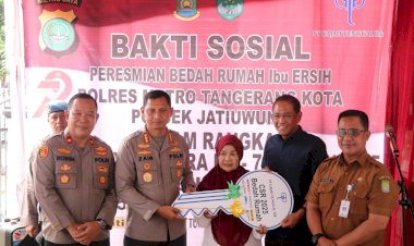 Bedah Rumah Hari Bhayangkara ke-79, Kapolres Metro Tangerang Kota Serahkan Kunci Rumah Warga di Jatiuwung