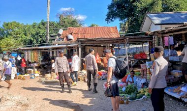 Pengamanan Pada Pasar Sedeoen, Personel Polsek Rote Barat Ingin Memastikan Kamtibmas Terjaga