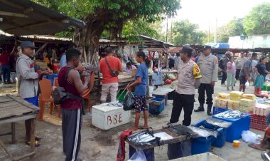 Kegiatan Preventif Gangguan Kamtibmas Pada Pasar Nggodimeda Oleh Personel Polsek Rote Tengah