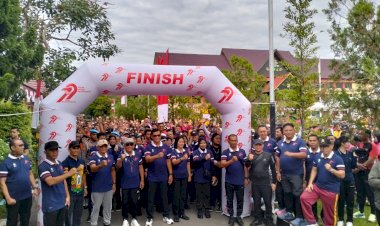 Ribuan Masyarakat dan Ratusan Hadiah Semarakkan Jalan Sehat dan Sepeda Santai Hari Bhayangkara ke -79 di Polda Kalteng