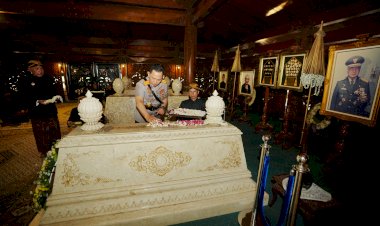 Rangkaian Hari Bhayangkara ke-79, Kapolri Ziarah ke Makam Presiden RI ke-2 Soeharto