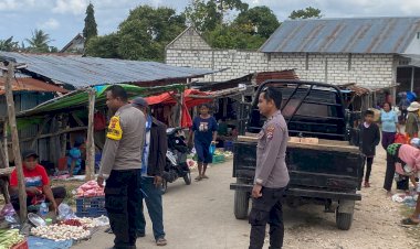 Kapolsek Rote Selatan : Polsek Rote Selatan Gelar Patroli Dialogis Di Pasar Oele, Ciptakan Kamtibmas Kondusif Bagi Masyarakat