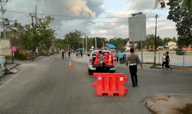 Personel Satuan Lalu Lintas Polres Rote Ndao Lakukan Pengalihan Arus Dan Rekayasa Lalu Lintas Saat CFD Di Baa