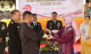 Pemotongan Tumpeng Sebagai Tradisi  Dan Wujud  Syukur Di Hari Bhayangkara Ke 79.