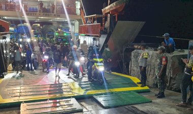 Personel Polsek Pantaibaru Lakukan Pengamanan  Kedatangan Penumpang Pada Malam Hari