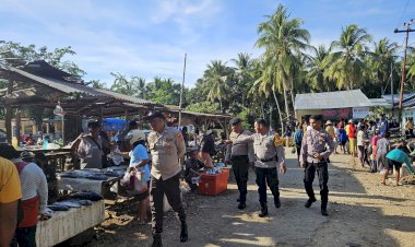 Patroli Dan Pengamanan Oleh Personel Polsek Rote Barat Laut Untuk  Keamanan  Masyarakat Di Area Pasar Busalangga
