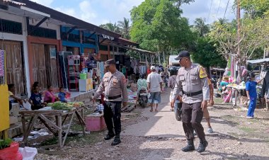 Personel Polsek Rote Barat Laut  Lakukan Patroli Dan Pengamanan Di Area Pasar Busalangga , Upaya Tekan Potensi Pidana
