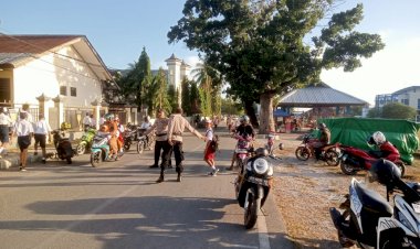 Personel Polsek Lobalain Lakukan Pengamanan Dan Pengaturan Arus Lalu Lintas Di Area Sekolah Cegah Lakalantas