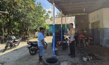 Personel Polsek Rote Barat Laut Lakukan Upaya Pencegahan Gangguan Kamtibmas Melalui Kegiatan Preemtif