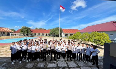 Personel Polsek Rote Barat Lakukan  Pelatihan PBB Saat Kegiatan MPLS Pada SMKN 1 Rote Barat