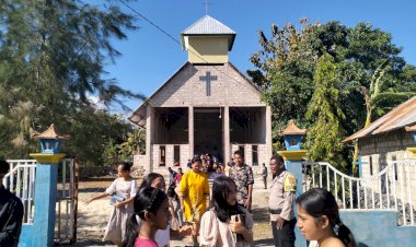 Personel Polsek Rote Selatan Lakukan Pengamanan Kebaktian Hari Minggu