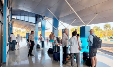 Personel Polsek Lobalain Lakukan Pengamanan Di Bandara D C Saudale