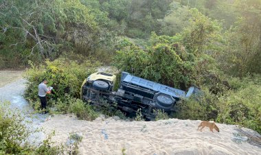 Truck Dengan Muatan Pasir  Terbalik  Karena Tidak Dapat Lewati Tanjakan Feopopi