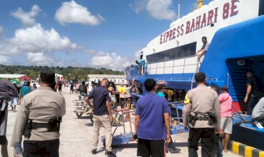 Personel Polsek Lobalain Melakukan  Pengamanan Di Pelabuhan  Baa