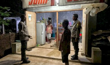 Personel Polsek Rote Tengah Melakukan Patroli Malam Untuk Menjamin Keamanan Masyarakat