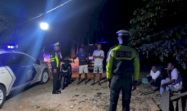 Satuan Lalu Lintas Polres Rote Ndao Berikan Edukasi Kamseltibcarlantas Bagi Pengendara