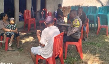 Sambangi Rumah Duka,  Wujud Empati  Bhabinkamtibmas Polsek Rote Selatan Terhadap Warga Binaan