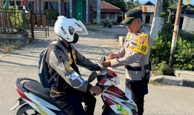 Tingkatkan Semangat Nasionalisme, Polsek Jajaran Bagi Bendera Gratis