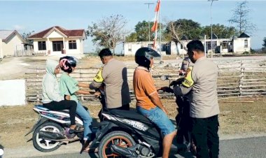 Polsek Rote Timur Bagi Bendera Gratis, Tingkatkan Semangat Nasionalisme