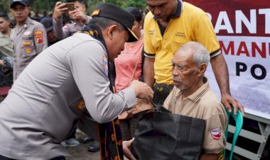 Bantuan Kemanusiaan Polri Tiba di Mauponggo, Disambut Antusias Warga dan Bupati