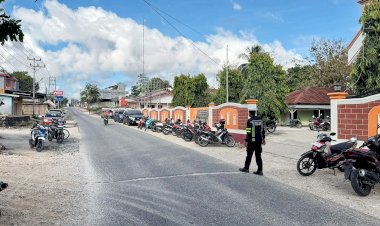Personel Satuan Lalu Lintas Lakukan Pengamanan Untuk Jamin Kamseltibcarlantas