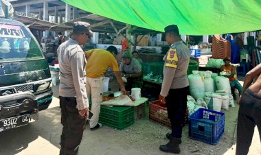Personel Polsek Rote Barat  Lakukan Patroli di Pasar Sedeoen, Upaya Polri Untuk Jamin Kenyamanan Warga