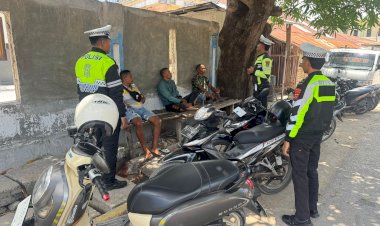 Personel Satuan Lalu Lintas Polres Rote Ndao Gencar Sosialisasikan Keselamatan Berkendara Bagi Masyarakat