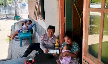 Sambangi Warga, Bhabinkamtibmas Polsek Rote Barat Serahkan STNK Motor