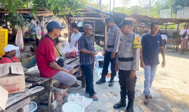 Polsek Rote Tengah Hadir  Berikan Pengamanan Bagi Masyarakat di Pasar Siomeda