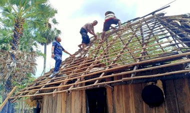 Wujud Polri Untuk Masyarakat, Kapolsek Lobalain dan Personelnya Bantu Renovasi Rumah Warga