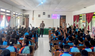 Police Goes To School Satlantas Polres Rote Ndao di SMP 4 Lobalain