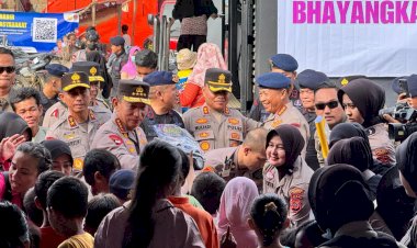 Kapolri Tinjau Posko Pengungsian di Aceh Tamiang, Salurkan Bantuan ke Korban Bencana