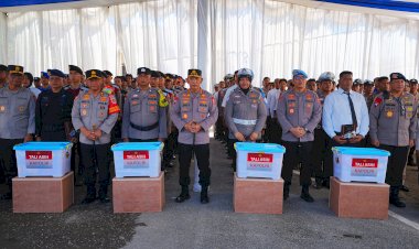 Wujud Empati, Kapolri Beri Bantuan kepada Anggota Polri Korban Bencana di Sumbar