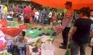 Polsek Rote Barat Daya Gelar Patroli Dialogis di Pasar Oetefu