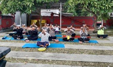 Perayaan Hari Raya Siwaratri, Personel Polres Rote Ndao dan Brimob Kompi III Yon A Pelopor di Pura Agung Girinatha