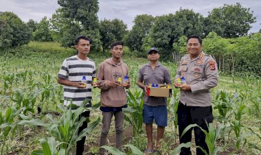 Dukung Astacita, Kapolres Bagikan Herbisida Bagi Petani