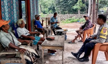 Bhabinkamtibmas Polsek Rote Barat Sambangi Warga Mbueain