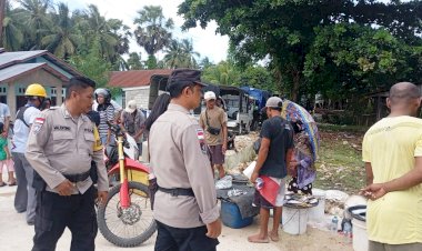 K2YD Polsek Rote Barat Laut di Pasar Busalangga
